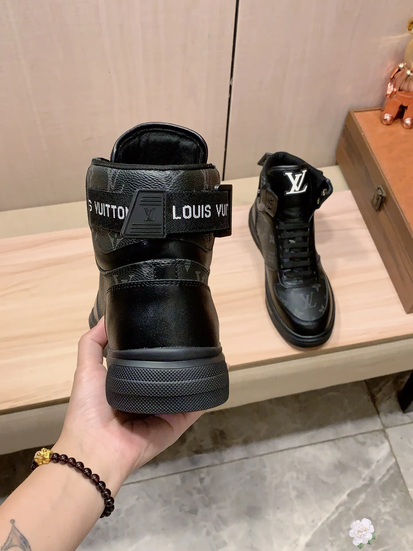 High-top men's shoes 💰442💰💰🎩🎩[Lightning][Lightning] "LV*" latest • popular casual shoes, top brand [seduce] luxury~purchase, top~quality. [Strong] The upper is made of imported breathable cowhide with fabric material ➕ Breathable sheepskin feet (•) and fine workmanship. The original stylish and stylish soft rubber wear-resistant and non-slip outsole is light and comfortable on the feet. The real thing looks better when taken in real life. 111: code: 38-44, 2️⃣ colors selected
